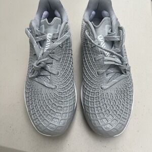 Under‎ Armor Girls Metal Cleats 5.5.    692